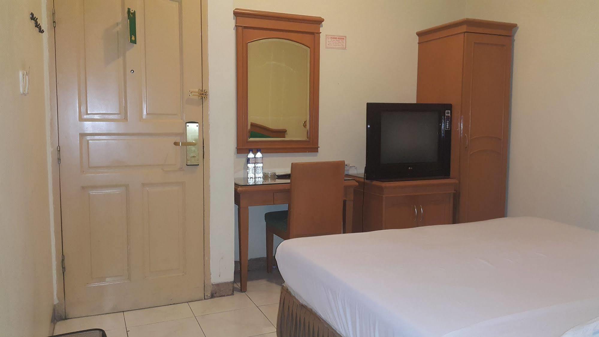 Hotel Maricaya Makassar Exterior photo
